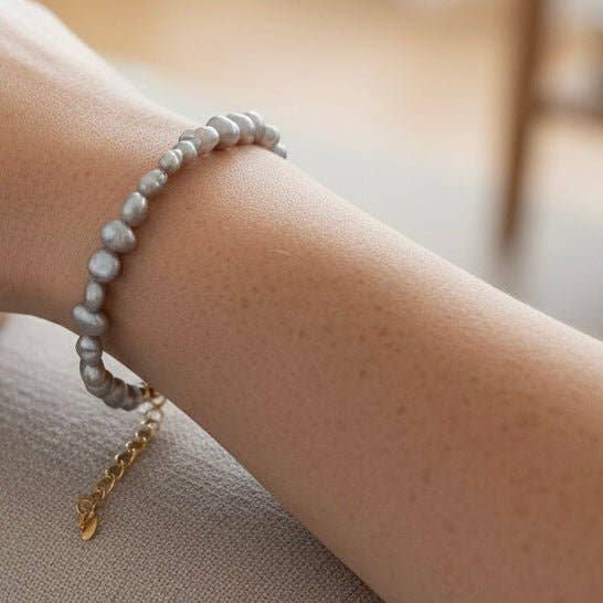 Pulsera Ondine con perlas de río grises, elegante