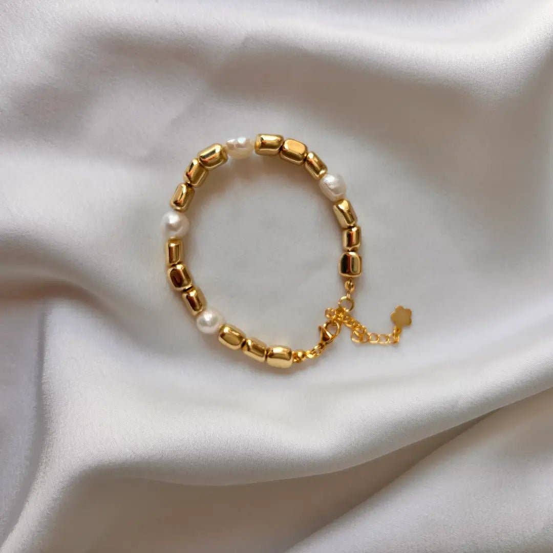 Costa d’Oro - Pulsera de Hematita y Perlas de Agua Dulce facetadas