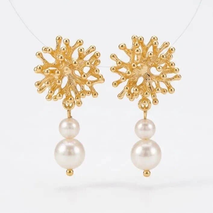 Coralia pendientes artesanales chapados en oro y perlas naturales