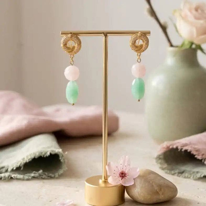 Pendientes artesanales Eternal Spring con cierre a presión chapado en oro