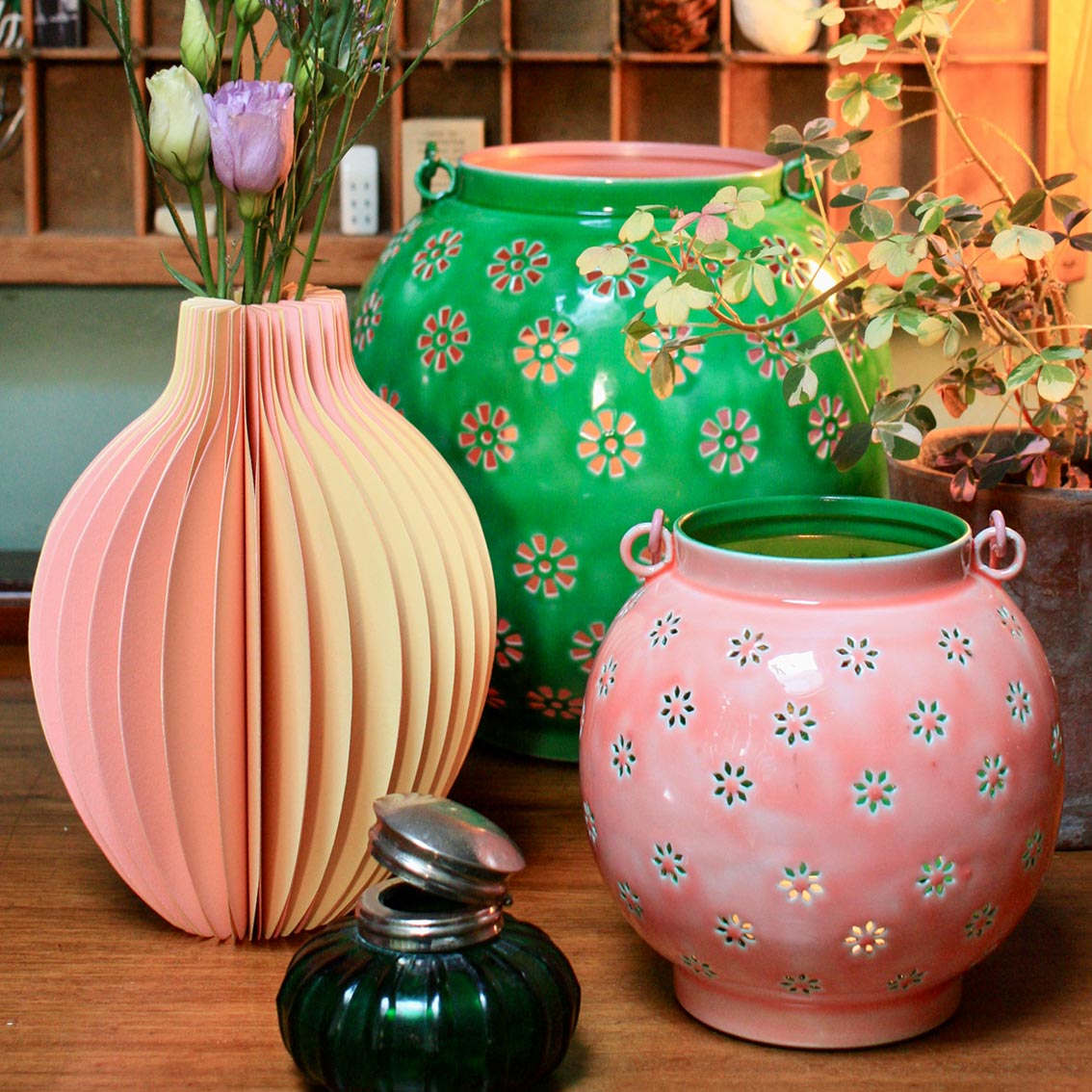 Farol de metal con flores geométricas en rosa y verde - Pequeño