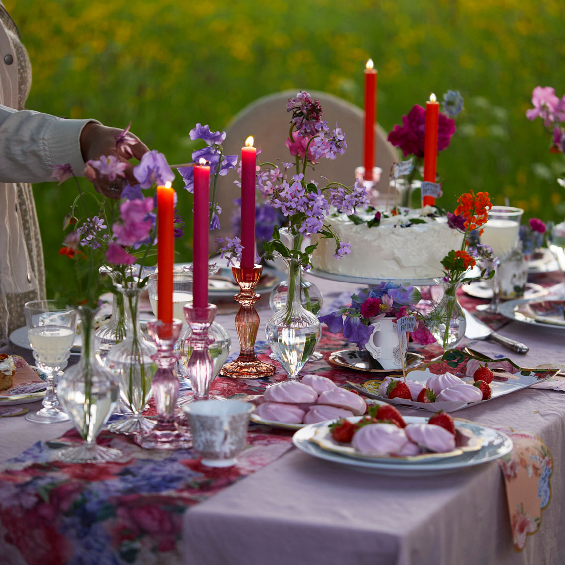 Velas internas de cena naranja y rosa, decoración de verano
